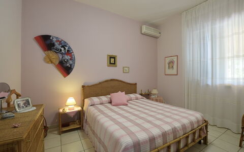Villa Lina: Meubles, Lit, Chambre, Literie, Drap De Lit, Design Intérieur, Bois, Linge, Pièce, Sol