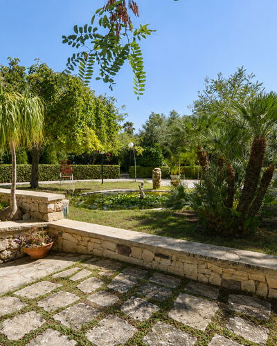 Villa Lina: Végétation, Jardin, Arbuste, Couverture De Sol, Dalle, Passerelle, Aménagement Paysager, Suppression Des Plantes Ligneuses, Ombre