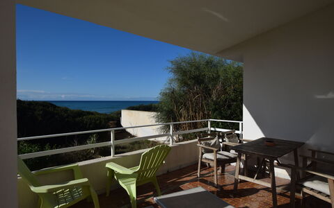 Punta Braccetto Fronte Mare: Meubles, Balcon, Chaise, Mobilier De Jardin, Ombre, Tableau De Plein Air, Balustrade, Table Basse