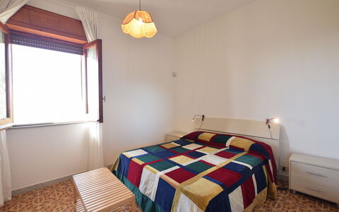 Punta Braccetto Fronte Mare: Lit, Chambre, Mur, Design Intérieur, Sol, Drap De Lit, Bois, Sol, Literie, Pièce