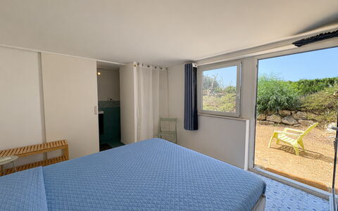 Punta Braccetto Fronte Mare: Chambre, Lit, Ombre, Literie, Tache De Bois, Cadre De Lit, Drap De Lit, Linge, Hôtel