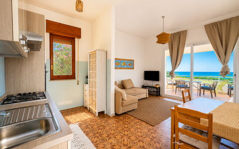 Punta Braccetto Fronte Mare: Meubles, Sol, Sol, Design Intérieur, Mer, Chaise, Tache De Bois, Parquet, Table Cuisine Et Salle A Manger, Océan