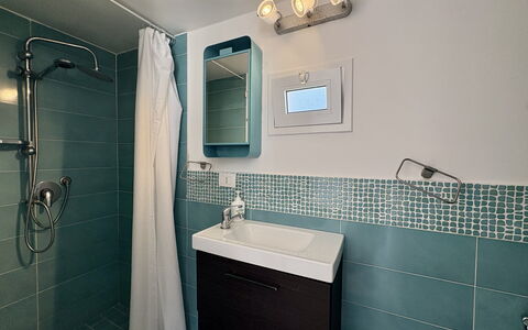 Punta Braccetto Fronte Mare: Luminaire Plomberie, Mur, Design Intérieur, Salle De Bains, Sol, Lavabo, Évier, Sol, Robinet, Plomberie