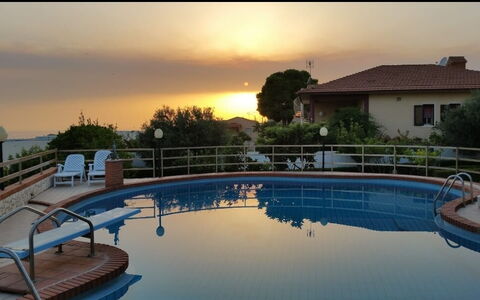 Villa Sole Mare: Piscine, Recours, Ombre, Eco Hôtel, Ville Resort, Mobilier De Jardin, Hôtel