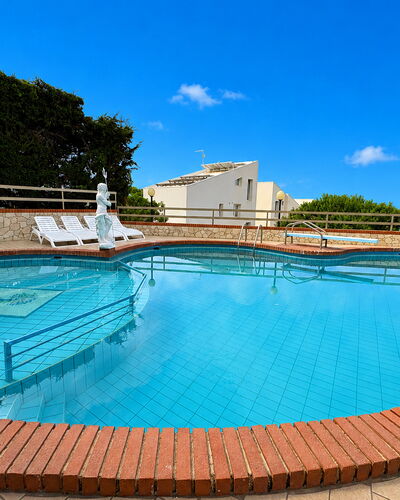 Villa Sole Mare: Piscine, Mobilier De Jardin, Recours, Ombre, Loisir, Thermes, Hôtel, Eco Hôtel, Tache De Bois, Centre De Loisirs