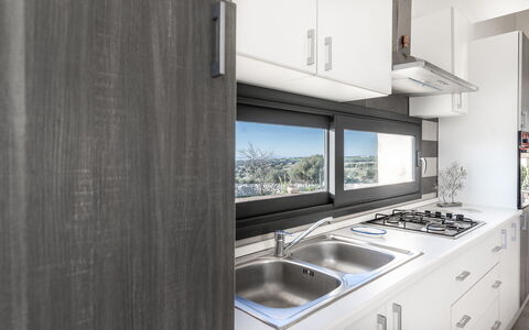 Villa Costa: Cuisine, Comptoir, Appareil De Cuisine, Design Intérieur, Principaux Appliance, Cabinetry, Évier, Électroménager, Cuisinière, Evier