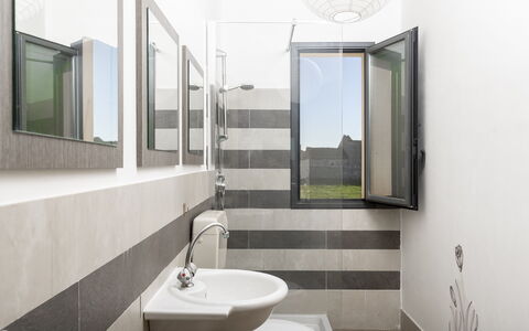 Villa Costa: Mur, Lavabo, Luminaire Plomberie, Design Intérieur, Sol, Salle De Bains, Sol, Évier, Plomberie, Robinet