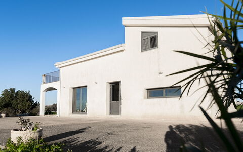 Villa Costa: Ciel, Architecture, Domicile, Zone Résidentielle, Composite, Biens, Porte, Béton, Ombre, Allée