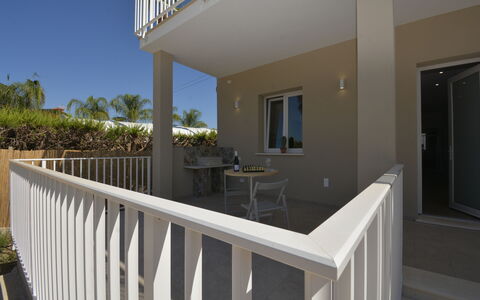 Villa Benvenuti al Sud: Mur, Sol, Domicile, Zone Résidentielle, Porche, Balcon, Composite, Appartement, Balustrade, Ombre