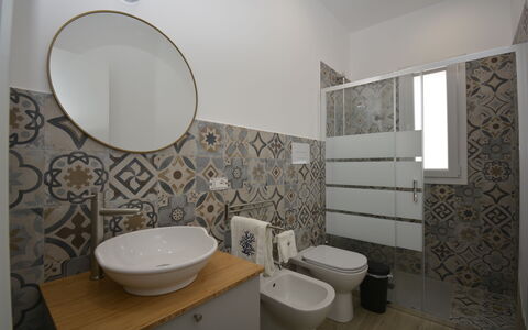 Villa Benvenuti al Sud: Sol, Sol, Design Intérieur, Luminaire Plomberie, Siège De Toilette, Tuile, Salle De Bains, Toilette, Évier, Plomberie