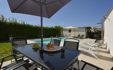 Villa Benvenuti al Sud: Meubles, Mobilier De Jardin, Piscine, Chaise, Parapluie, Tableau De Plein Air, Table, Ombre, Table Cuisine Et Salle A Manger, Patio