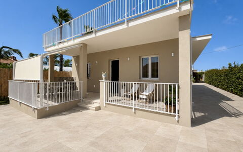 Villa Benvenuti al Sud: Zone Résidentielle, Domicile, Porche, Composite, Balcon, Ombre, Biens, Béton, Clôture, Plate-Forme