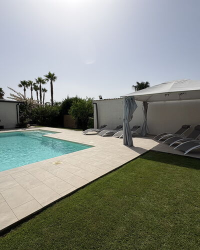 Villa Benvenuti al Sud: Piscine, Ombre, Recours, Composite, Mobilier De Jardin, Aménagement Paysager, Biens, Hacienda, Jardin, Loisir