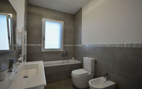 Rari House: Luminaire Plomberie, Sol, Salle De Bains, Sol, Toilette, Plomberie, Design Intérieur, Robinet, Siège De Toilette, Évier