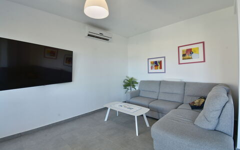 Rari House: Meubles, Design Intérieur, Sol, Sol, Mur, Canapé, Plafond, Bois, Pièce, Salon