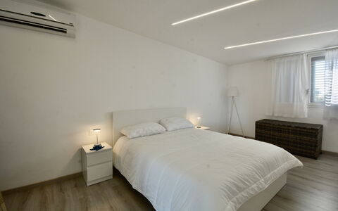 Rari House: Lit, Meubles, Design Intérieur, Chambre, Sol, Mur, Sol, Literie, Bois, Drap De Lit