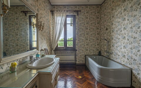 Villa Golly: Sol, Design Intérieur, Luminaire Plomberie, Sol, Salle De Bains, Robinet, Plomberie, Tuile, Baignoire, Plafond