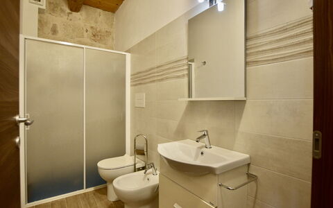 L'Oasi di Salvo: Sol, Sol, Mur, Luminaire Plomberie, Design Intérieur, Salle De Bains, Évier, Lavabo, Robinet, Plomberie
