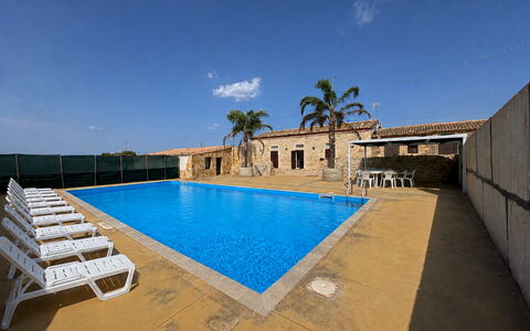 L'Oasi di Salvo: Bleu, Piscine, Recours, Centre De Loisirs, Hôtel