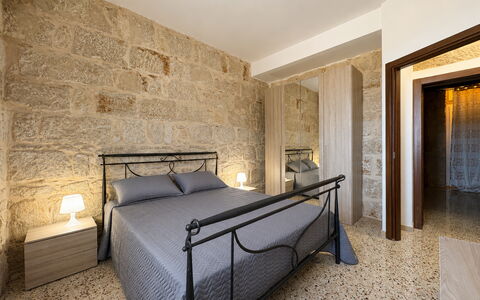 L'Oasi di Salvo: Sol, Sol, Design Intérieur, Meubles, Plafond, Pièce, Chambre, Lit, Cadre De Lit, Literie