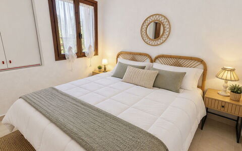 Porto Luna 1: Lit, Meubles, Literie, Design Intérieur, Chambre, Drap De Lit, Bois, Sol, Linge, Sol