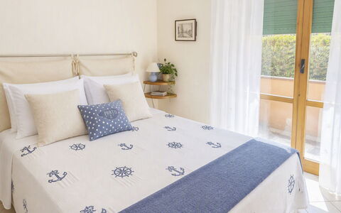 Coniglio Beach: Chambre, Lit, Meubles, Drap De Lit, Linge, Bois, Literie, Design Intérieur, Textile, Sol