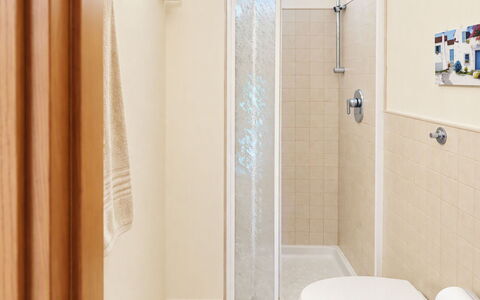 Coniglio Beach: Luminaire Plomberie, Salle De Bains, Mur, Sol, Sol, Design Intérieur, Porte, Plomberie, Domicile, Douche