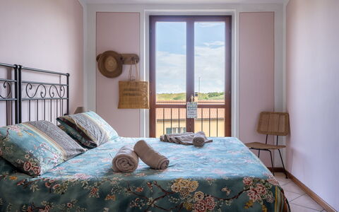 Terrazza sulla Luna, Casciana Terme: Chambre, Lit, Drap De Lit, Literie, Bois, Linge, Meubles, Design Intérieur, Textile, Cadre De Lit