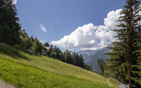 Chalet Ralon: Ciel, Montagnes Relief, Arbre, Herbe, Montagne, La Nature, Vert, Environnement Naturel, Colline, Paysage Naturel