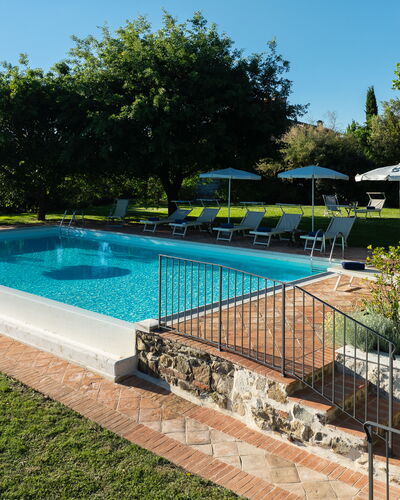 Villa Santa Barbara, Pool and Relax, Siena Country: Piscine, Bleu, Recours, Eco Hôtel, Ombre, Jardin, Caractéristique De L'Eau, Hacienda, Biens, Mobilier De Jardin
