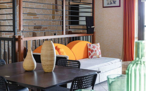 Casa Dolceconero: Meubles, Design Intérieur, Mur, Chaise, Table, Sol, Sol, Éclairage, Salon, Orange