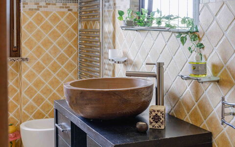 Casa Dolceconero: Luminaire Plomberie, Sol, Design Intérieur, Salle De Bains, Robinet, Sol, Tuile, Évier, Plomberie, Lavabo