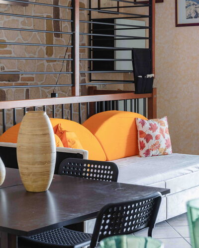 Casa Dolceconero: Meubles, Design Intérieur, Mur, Chaise, Table, Sol, Sol, Éclairage, Salon, Orange
