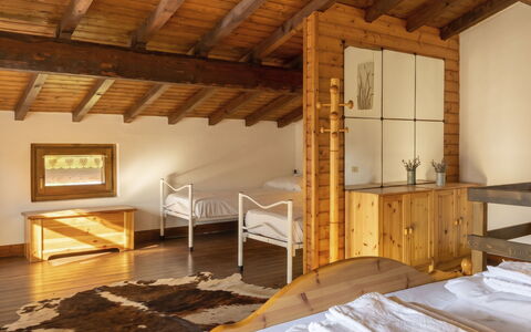 Il Cervo: Bois, Design Intérieur, Meubles, Plafond, Sol, Sol, Pièce, Lit, Chambre, Tache De Bois