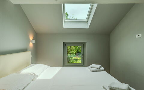 Zani: Design Intérieur, Chambre, Plafond, Lit, Sol, Literie, Drap De Lit, Pièce, Cadre De Lit, Oreiller