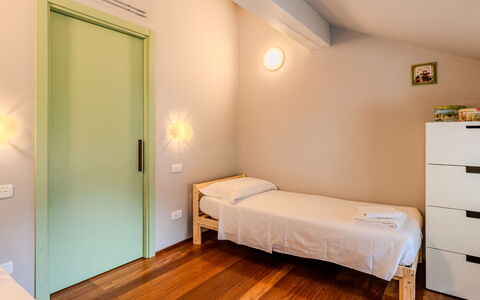 Zani: Meubles, Sol, Design Intérieur, Sol, Mur, Chambre, Bois, Lit, Plafond, Parquet