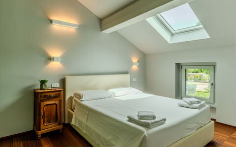 Zani: Design Intérieur, Mur, Lit, Chambre, Plafond, Pièce, Meubles, Sol, Sol, Éclairage