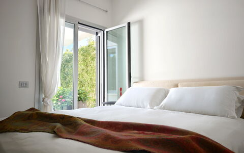 Villa Mulberry Garden - Esclusiva con Piscina Priv: Meubles, Lit, Design Intérieur, Chambre, Drap De Lit, Literie, Pièce, Textile, Linge, Éclairage