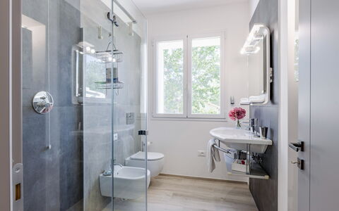 Art&Sea House: Salle De Bains, Luminaire Plomberie, Design Intérieur, Sol, Sol, Toilette, Évier, Robinet, Plomberie, Lavabo