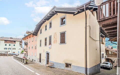 Silvia: Fenêtre, Mur, Bâtiment, Façade, Ville, Zone Résidentielle, Architecture, Maison, Quartier, Domicile