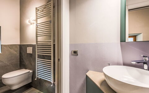Silvia: Sol, Design Intérieur, Mur, Luminaire Plomberie, Sol, Salle De Bains, Plafond, Toilette, Plomberie, Pièce