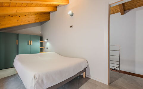 Silvia: Design Intérieur, Plafond, Bois, Sol, Sol, Chambre, Meubles, Lit, Pièce, Éclairage