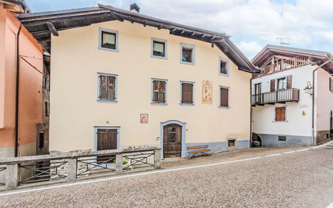 Silvia: Fenêtre, Façade, Architecture, Porte, Maison, Domicile, Établissements Humains, Balcon, Peindre, Plâtre