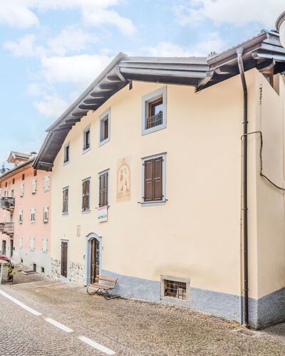 Silvia: Fenêtre, Mur, Bâtiment, Façade, Ville, Zone Résidentielle, Architecture, Maison, Quartier, Domicile