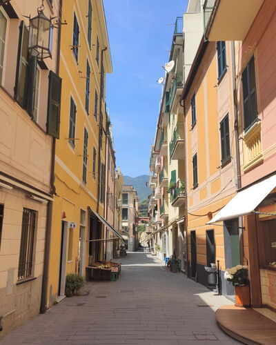 La Casa Azzurra: Jour, Mur, Bâtiment, Fenêtre, Surface De La Route, Ville, Rue, Zone Urbaine, Route, Ville