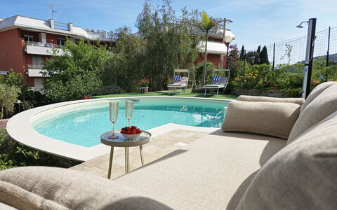 Oasis Villa Sanremo: Meubles, Piscine, Mobilier De Jardin, Chaise, Recours, Parapluie, Eco Hôtel, Ombre, Arrière-Cour, Jardin