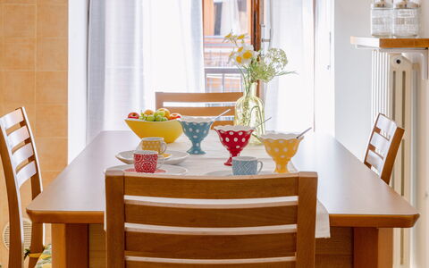 Casa Acquamarina: Meubles, Table, Salle À Manger, Bois, Vaisselle, Design Intérieur, Chaise, Sol, Table Cuisine Et Salle A Manger, Marron