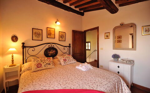 Oliveta: Lit, Meubles, Chambre, Mur, Drap De Lit, Design Intérieur, Literie, Plafond, Sol, Cadre De Lit