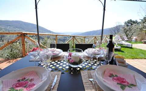 Oliveta: Meubles, Table, Vaisselle, Chaise, Nappe De Table, Colline, Mobilier De Jardin, Drinkware, Serveware, Chaîne De Montagnes