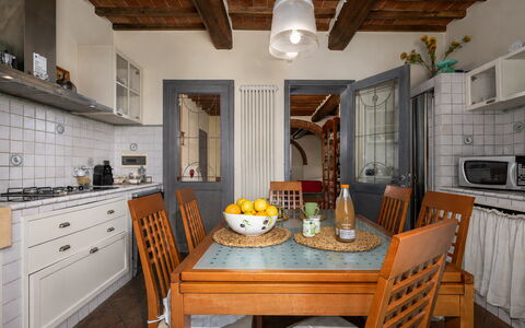 Podere Il Pozzangone, Lucignano: Meubles, Design Intérieur, Sol, Bois, Cuisine, Comptoir, Plafond, Cabinetry, Table, Chaise